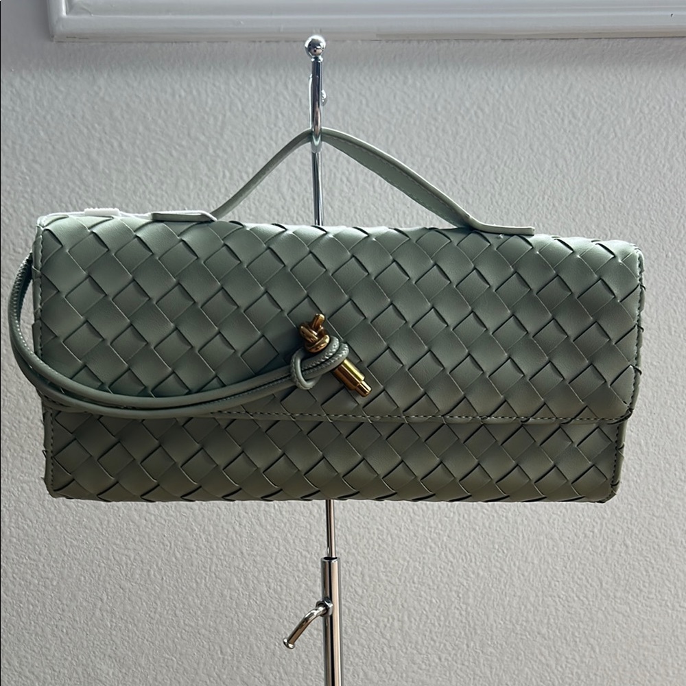Chic Green Woven Clutch with Textured Pattern